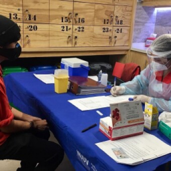 tehuelche noticias: Sigue trabajando INJUV y Seremi de Salud tomando test r&aacute;pidos de VIH a j&oacute;venes de la regi&oacute;n