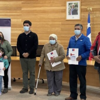 tehuelche noticias: 22 FAMILIAS DE LA REGI&Oacute;N RECIBIERON  EL T&Iacute;TULO DE SU PROPIEDAD