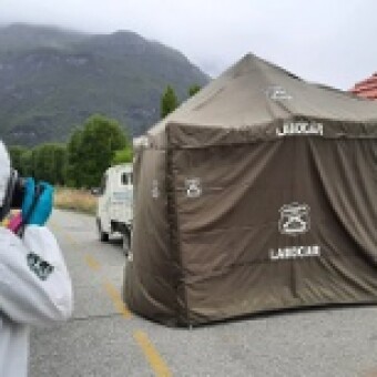 tehuelche noticias: Carabineros de Labocar realiza peritajes tras hallazgo de cad&aacute;ver en paradero de locomoci&oacute;n colectiva cerca de Ma&ntilde;ihuales