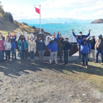 tehuelche noticias: Trabajo consensuado entre Municipio y los vecinos concluye con &iacute;cono tur&iacute;stico para Puerto Guadal