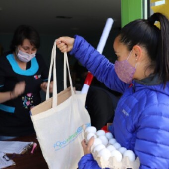 tehuelche noticias: Integra realiza entrega de materiales educativos y canastas de alimentos JUNAEB