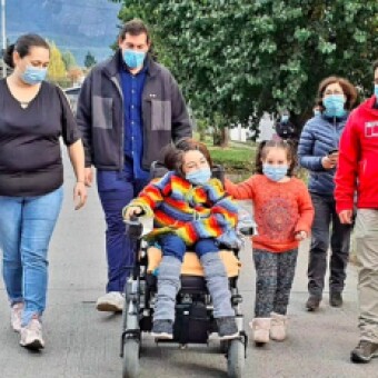 tehuelche noticias: Suma de voluntades permiti&oacute; entregar moderna silla el&eacute;ctrica a adolescente coyhaiquina