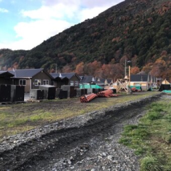tehuelche noticias: Avanzan obras de instalaci&oacute;n el&eacute;ctrica soterrada para las 22 viviendas de Villa O&rsquo;Higgins